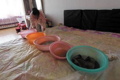 蕉岭楼上漏水，住户失联，小区没物管，业主维权难！律师来支招……